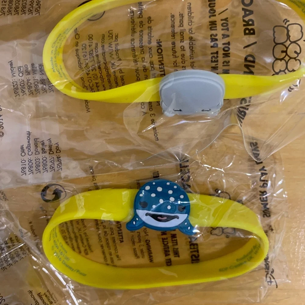 NEW Disney Store Tsum Wristband Bundle - Finding Dori and Christmas